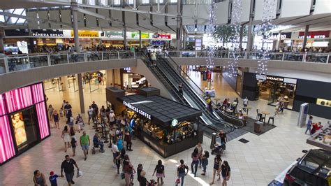 Arrowhead mall in Glendale is defying the odds. Here's how