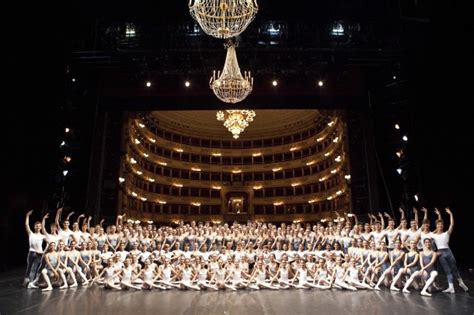 Queste tre principesse non vedono l'ora di partecipare al più grande evento di gala dell'anno! Gala per il bicentenario della scuola di ballo dell ...