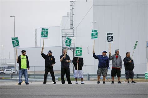 Gm Workers Are On Strike To Fulfill Trumps Broken Promise Vox