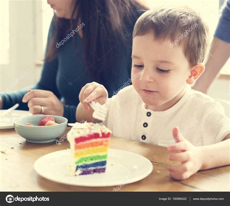 Niño Comiendo Pastel De Arco Iris Fotografía De Stock © Rawpixel