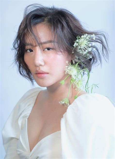 Hoa no khong mau , hoa no khong mau hoai lam , hoa no khong mau lyrics , hoa no khong mau lyric , hoa nở không màu lyric, hoa nở không buồn làm chi em ơi, hoa nở không màu, đừng như thói quen | 20 bản nhạc buồn tâm trạng hay nhất 2020. Bị chỉ trích vì cover "Hoa nở không màu" của Hoài Lâm, Văn ...