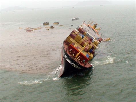A japanese bulk carrier that has spilled more than 1,000 tons of oil since running aground off the coast of mauritius has broken in two. Cybercaptain: Mumbai oil spill