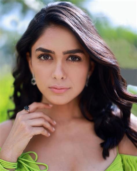 Mrunal Thakur Looks Sexy As She Flaunts Cleavage In Deep Neck Blouse See Her Sexiest Pics News18