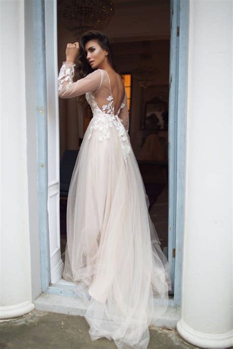 This modern design boasts unique and romantic split bell sleeves which is perfect for the bride who wants her bridesmaids to feel covered and sexy. Bohemian wedding dress long sleeve "Tara" , open back ...