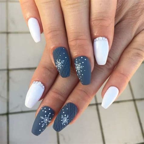 31 Snowflake Nail Designs That Dont Go Out Of Style Naildesigncode