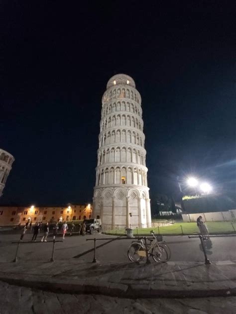يقع في مدينة بيزا الإيطالية، وهو من عجائب الدنيا. برج بيزا المائل