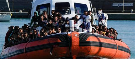 نجات صدها مهاجر در مدیترانه از سوی گارد ساحلی ایتالیا خبرگزاری شیعیان افغانستان Afghanistan