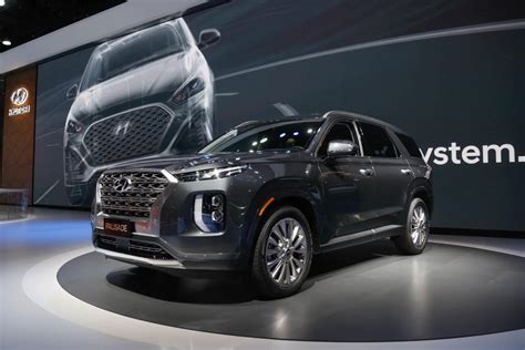 The 2020 Hyundai Palisade Is A Boldly Styled Three Row Crossover Cnet