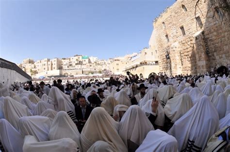 ברכת כוהנים בסוכות ופסח תשפ בכותל מסורת ארוכה מדי שנים היא לקיים מעמד ברכת כהנים ברחבת הכותל המערבי באחד מימי חול המועד סוכות וחול המועד פסח. ברכת כהנים המונית למען עם ישראל בכותל המערבי - כיפה
