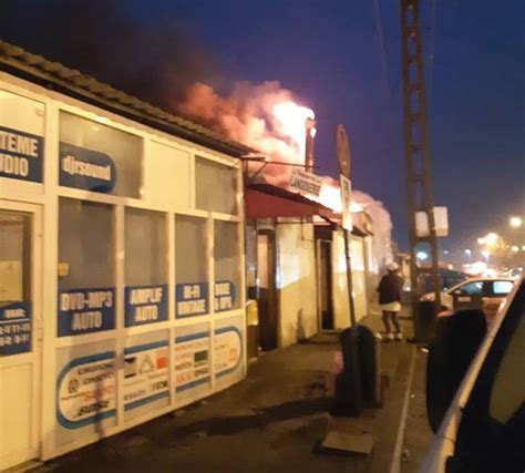 În urma incendiului au fost afectați aproximativ 200 mp din. Incendiu la o ghereta din Piata Mehala din Timisoara. Foto ...