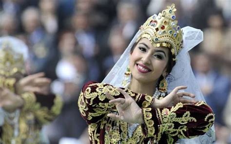 Let S Dance Uzbek Style Traditional Dresses History Fashion Traditional Outfits