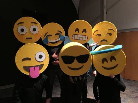 Emoji Masks Made From Cardboard Felt And Foam Déguisement Emoji Deguisement Halloween Idées