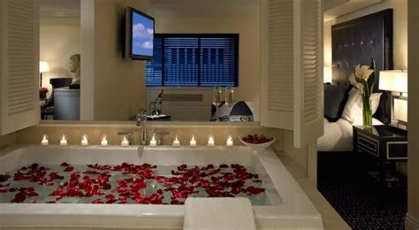 Romantic, suites, public hot tubs & saunas. Jacuzzi Hotels NYC | In Room Suites, Romantic, Public