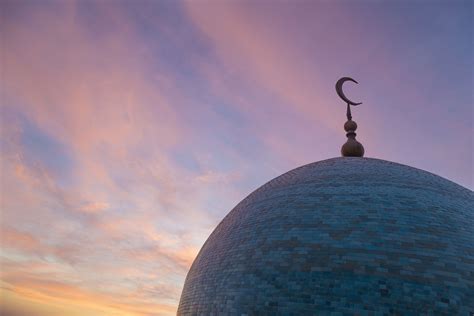 A History Of The Crescent Moon In Islam Symbols Of Islam Crescent Photos