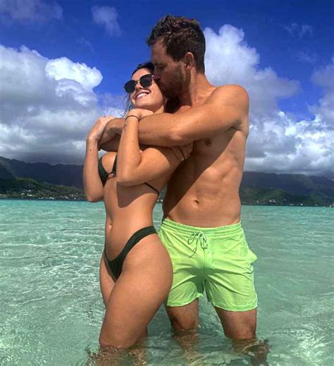 Bachelors Nick Viall Jets Off To Hawaii With Natalie Joy