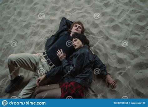Morena Abrazando A Su Novio Mientras Se Relajaba En La Playa Nocturna