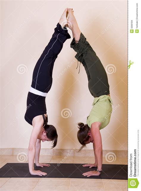 Deux Belles Jeunes Dames Faisant Le Yoga Photo Stock Image Du