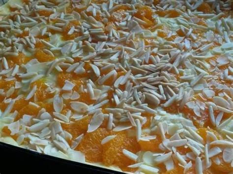 Bestreut mit zimtzucker versetzt dich dieser köstliche kuchen vom blech direkt in den kuchenhimmel. Mandarinen-Schmand-Kuchen vom Blech | Rezept | Mandarinen ...