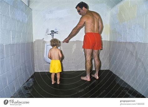 Vater und Sohn in der öffentlichen Toilette ein lizenzfreies Stock