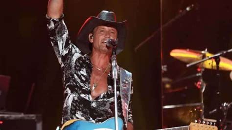 tim mcgraw 53 looks ripped in new shirtless pic as he reminds fans that ‘summer is coming