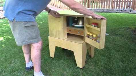 Download the plans for this chuck box (camp kitchen). Build a portable camp kitchen for your next picnic or ...