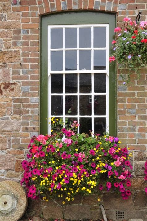 32 Stunning Flower Box Ideas And Arrangements Window Box Flowers Small