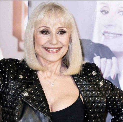 Raffaella carrà is an italian showwoman, actress, singer, dancer, and television presenter born june 18, 1943 in bologna, italy. Raffaella Carra Biografia / Analisis Grafologico De ...