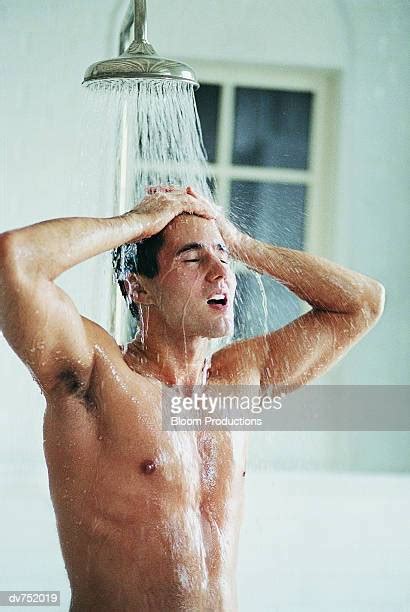 60 Meilleures Men Taking A Shower Photos Et Images Getty Images