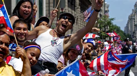 am sonntag ist die puerto rican day parade eine der größten paraden der stadt mit 1 5