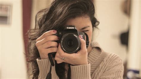 Девушка с фотоаппаратом коллекция из 80 фотографий