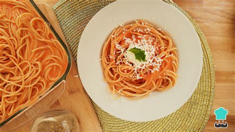 Espagueti rojo con crema Receta fácil con queso