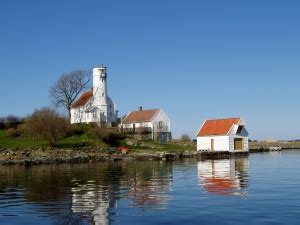 I 1859 ble tårnet forhøyet med ytterligere 7 m og utstyrt med oljefyrt fyrbluss samt et linsesystem. Högevarde - fyrwiki