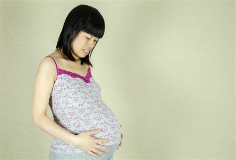 무료 이미지 소녀 여자 아시아 사람 애정 무늬 모델 어린 중국말 의류 담홍색 엄마 임신 인간의 몸