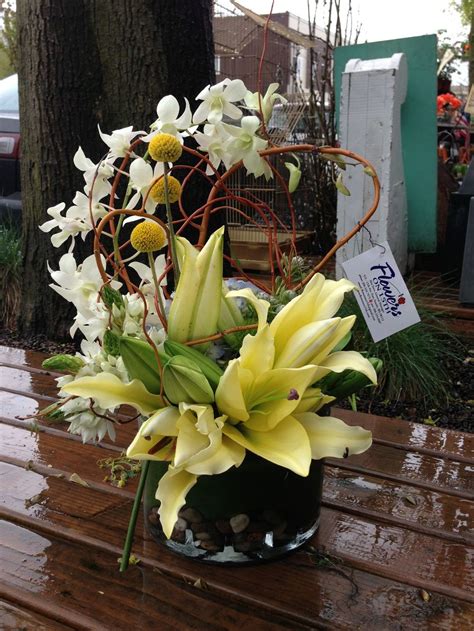 Here is a list of some of the most common funeral flowers and their meaning: Sympathy Flowers - Flowers on 15th — Flowers on 15th | 15 ...