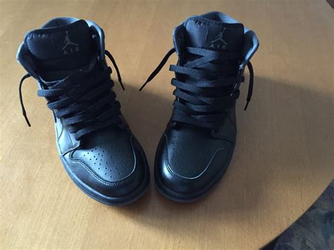 Nun richten sie die schnürsenkel so ein, dass ihre füße fest in den schuhen stehen, jedoch nicht zu fest. Wie bindet ihr eure Schuhe? (verrückt, Schleifen)