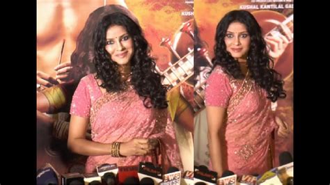 Nandana Sen Gorgeous In Saree At The Premiere Of Rang Rasiya Youtube