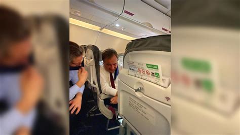 Armin laschet‏подлинная учетная запись @arminlaschet 9 апр. Armin Laschet ohne Maske im Flugzeug: NRW ...