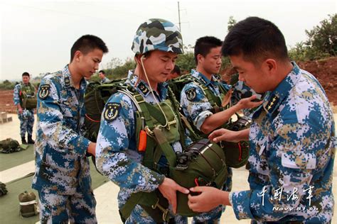 Wybierz z szerokiej gamy podobnych scen. Military Reviews: China's Marine Corps brigade conducts high-altitude parachute training
