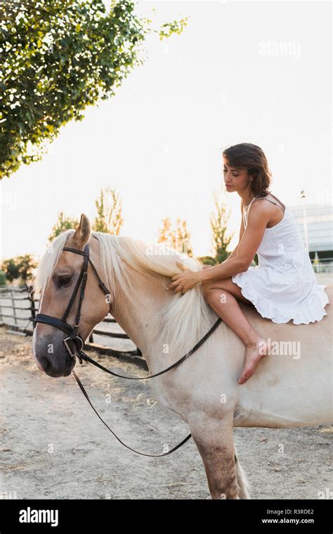 Barfuß Frau Sitzt Ohne Sattel Auf Dem Pferd Stockfotografie Alamy