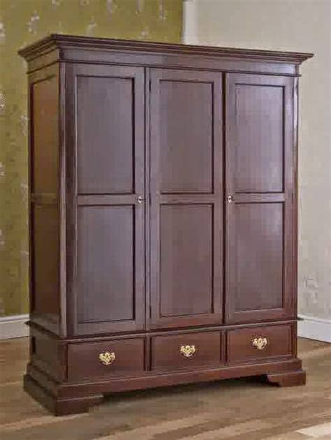 Produk lemari pakaian minimalis yang kami produksi mulai dari 2 pintu, 3 pintu, 4, 5 dan juga 6 pintu bisa anda sesuaikan dengan kebutuhan, produksi pertama kami sudah berpengalaman sejak tahun 1980 yang merupkan perusahaan turun termurun dan menjual produk berkualitas terbaik dari kayu. Toko Furniture Jati Jepara Minimalis Murah: Toko Furniture ...