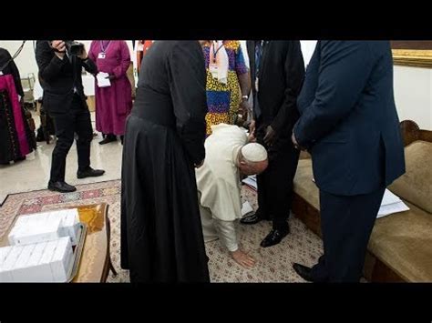 Pope Kisses Feet Papa Francesco Bacia I Piedi Ai Leader Del Sud Sudan