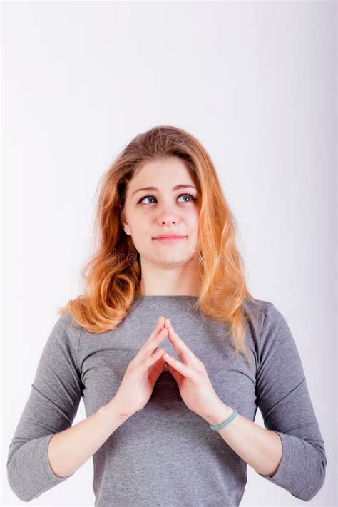 Retrato De La Chica Joven Linda Con Las Manos Dobladas En Gesto Del