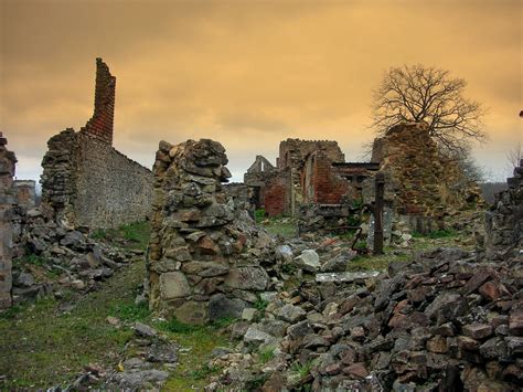 Развалины дворца еще были заметны за стенами над поверхностью