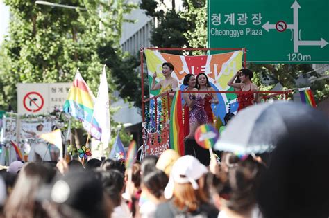 seoul celebrates queer parade draws protesters [photos]