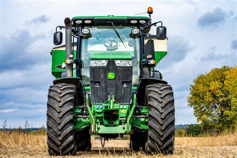 John Deeres Self Driving Tractor Stirs Debate On Ai In Farming