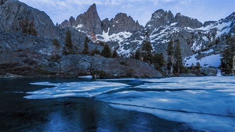 Góry Sierra Nevada I Lód Na Jeziorze Minaret Lake W Kalifornii