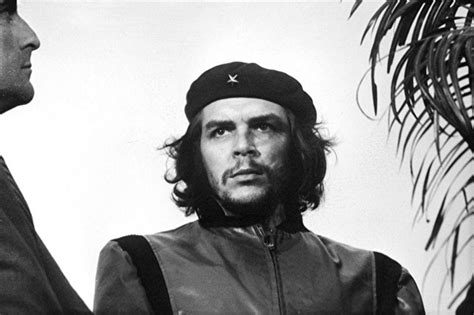 Ernesto che guevara ˈtʃe ɣeˈβaɾa, полное имя — эрне́сто гева́ра де ла серна, исп. 12 maddede Che Guevara'nın ölümsüz portresi - Journo