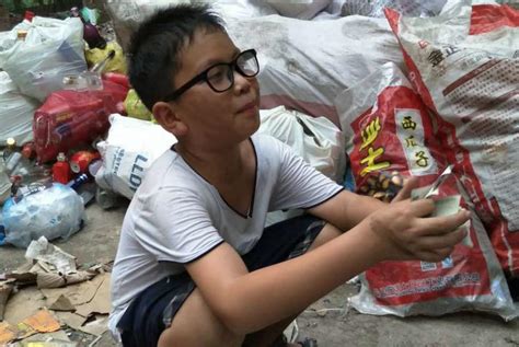 河南10岁男孩捡垃圾 原因令人心酸