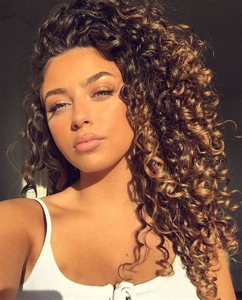 Adorable Looks With Curly Hair Eazy Glam