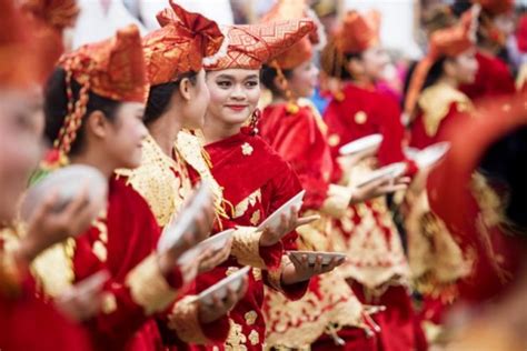 Tarian Adat Sumatra Barat Dengan Dominasi Budaya Khas Minang Tak